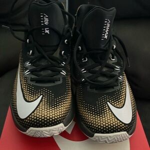 Nike Air Max Infuriate Low 9.5 mens Black/white-metallic gold